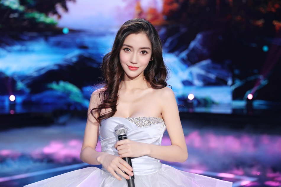 从明星绯闻到热搜狂欢：八卦新闻如何重塑我们的娱乐生活